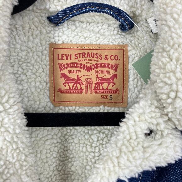 Levi's Original Sherpa Trucker Jacket in That New New Dark Wash - Picture 5 of 5